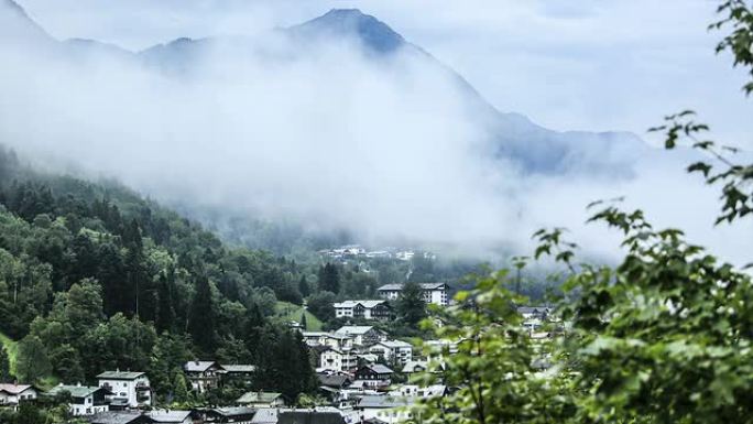 雨中蒙太奇进入一个阴暗的山村