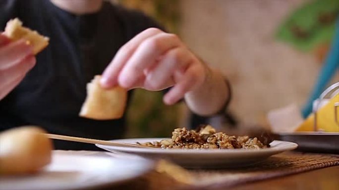 男人在中餐馆吃饭，男人在吃中国面包