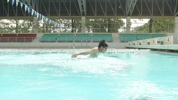 游泳运动员练习蝶泳