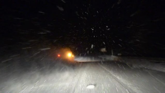 在暴风雪中驾驶行车第一视角雪地狂奔行车安