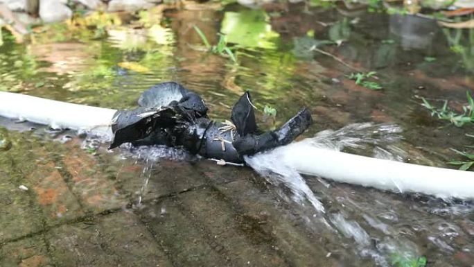 塑料水管泄漏。水管漏水水管冒水