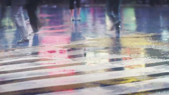 慢速运动-纽约街道，自由度，下雨
