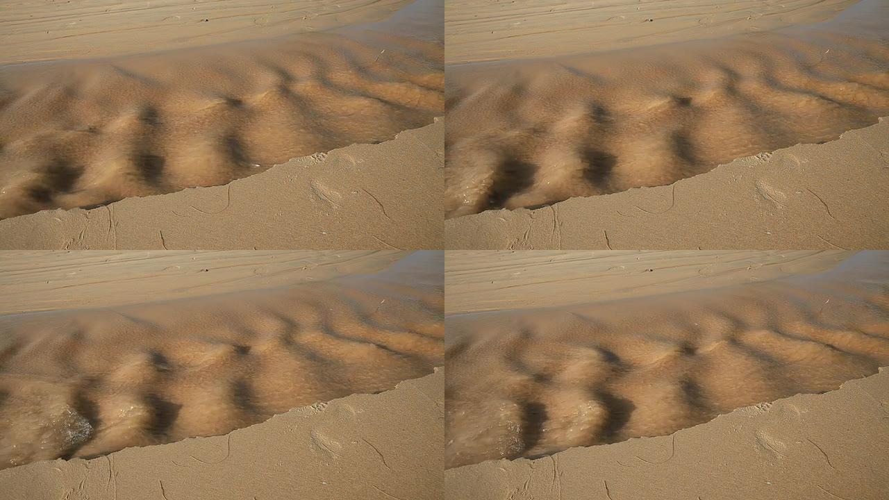 沙子上的水流
