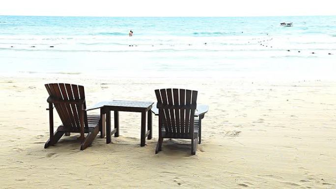 海滩上的两条木凳。