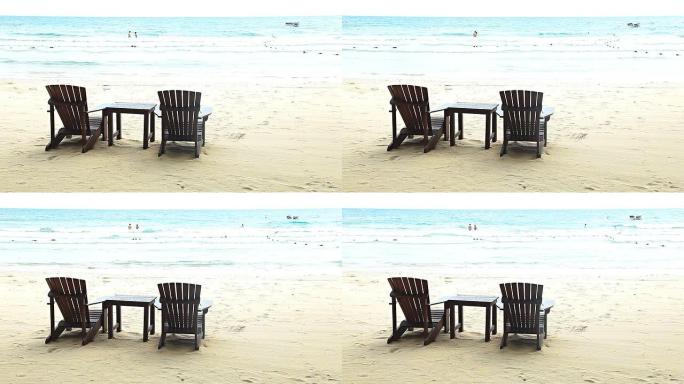 海滩上的两条木凳。