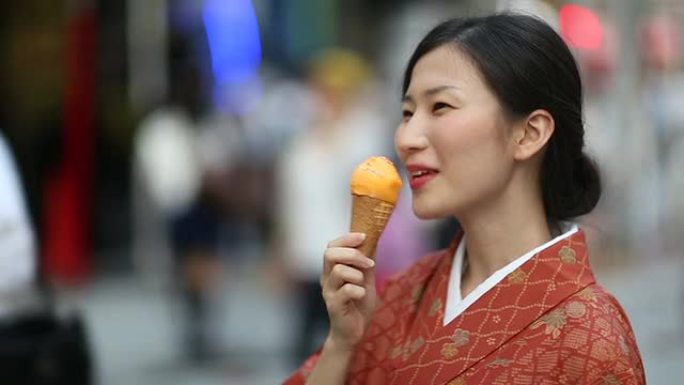 穿着和服的日本女孩在涩谷吃冰淇淋