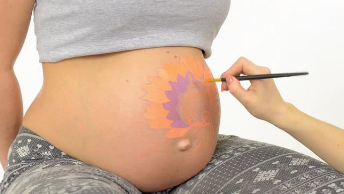 孕妇腹部的身体艺术
