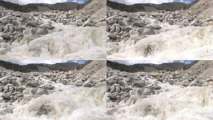 昆布冰川形成的瀑布。