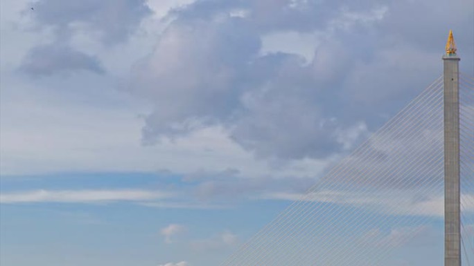 高清延时：拉玛八世大桥和天空中移动的云朵。（平移）