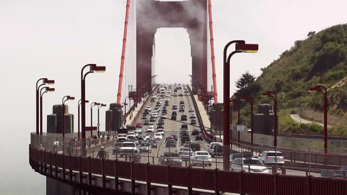 金门大桥与雾气飞驰过去