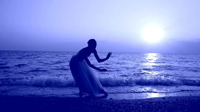 月光下的芭蕾舞海边夜晚舞蹈