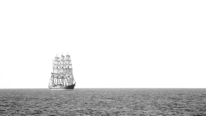 老帆船在海上全面航行