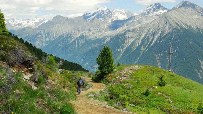 山地自行车骑在高山景观 (UHD)