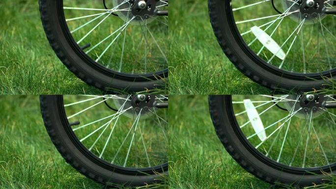 自行车车轮在草地上转动