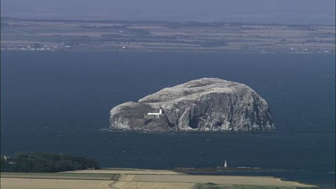 第四峡湾的低音摇滚-鸟瞰图-苏格兰，东洛锡安，英国