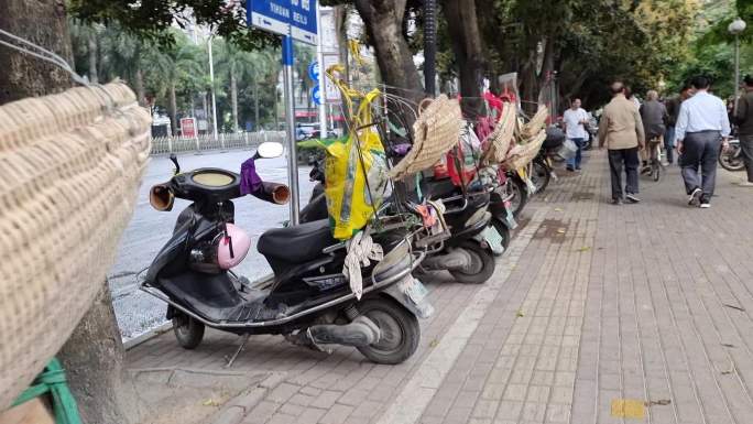 等待顾主的零工人摩托电车大军