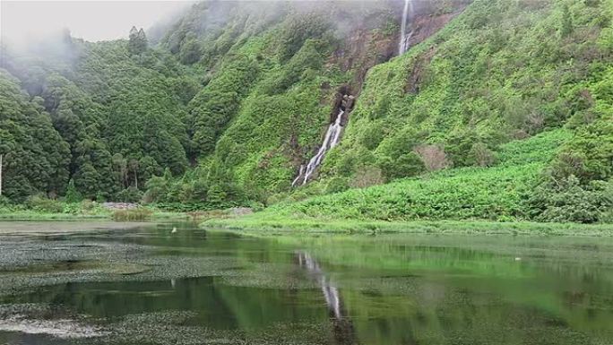 弗洛雷斯岛/亚速尔群岛上的瀑布Lagoa das Patas