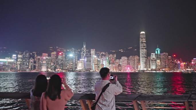 4K正版-香港维多利亚港夜景拍照的人02