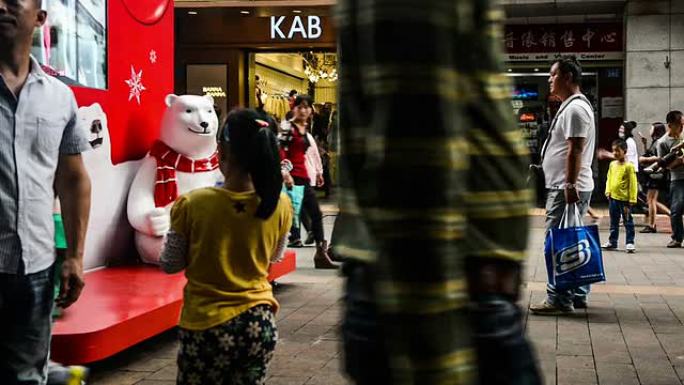 2014年11月29日，中国广州：人们被坐在中国广州购物街上的北极熊模型所吸引