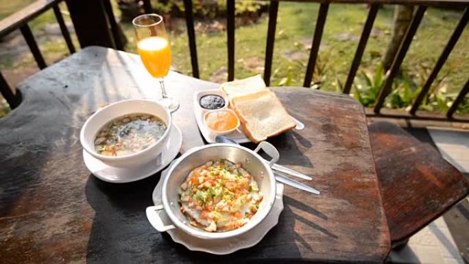 用蔬菜水煮的鸡蛋，在木桌上命名为 “shakshouka”。