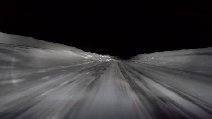 冬季雪地夜间公路行驶