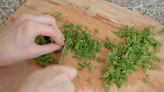 辛辣的herbs为沙拉,close up