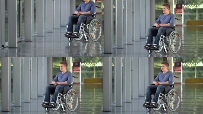 坐在轮椅上的潘孤独年轻人