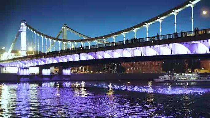 夜间在Moscva河上的照明桥