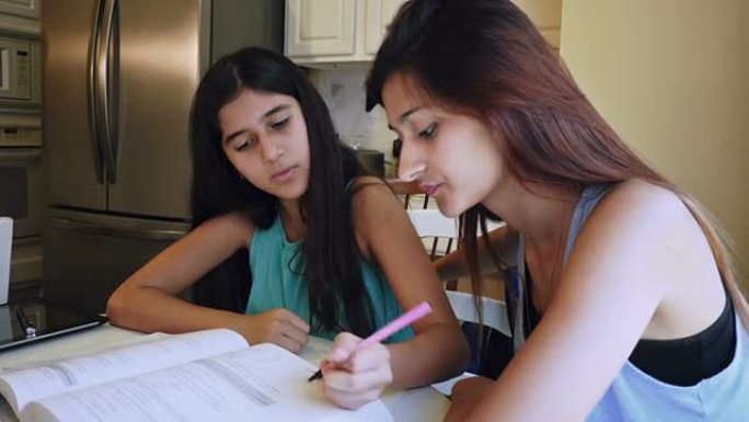 大学时代的西班牙裔女孩辅导青春期姐姐，帮助做数学作业
