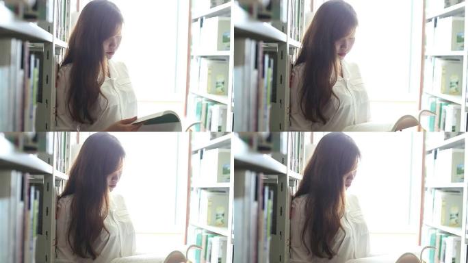 中国女学生在图书馆的书架上实时找书。