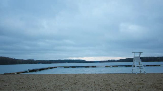 沙滩上的雨天救生员站海鸥Olsztyn波兰