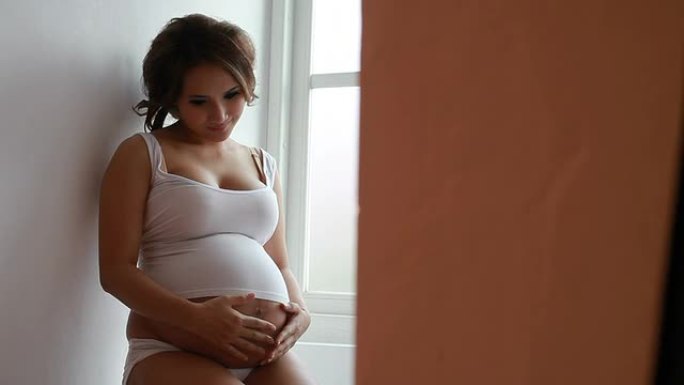 孕妇带窗户灯抚摸肚子妊娠期妇女准妈妈