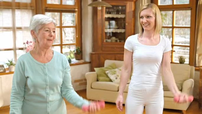 LD高级妇女在护士监督下进行体重锻炼