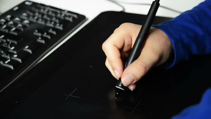 设计师用笔在平板电脑上作画