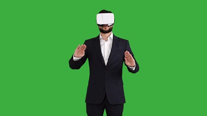 大胡子商人在绿色背景上的虚拟现实眼镜中展示复制空间