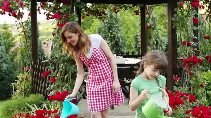 高清: 母女俩在后院浇花。