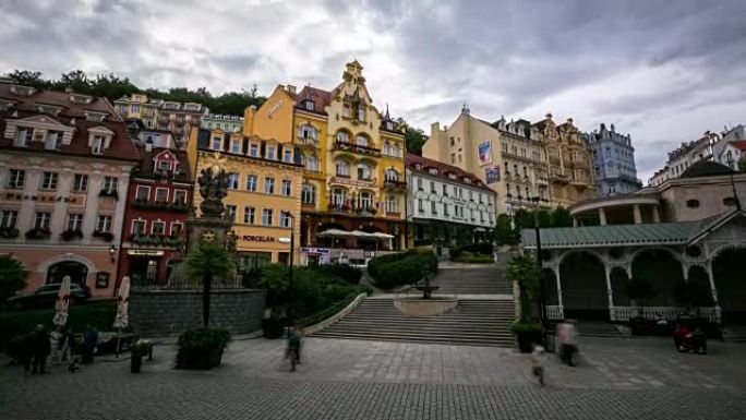 4K延时:捷克共和国卡罗维发利镇广场上拥挤的行人