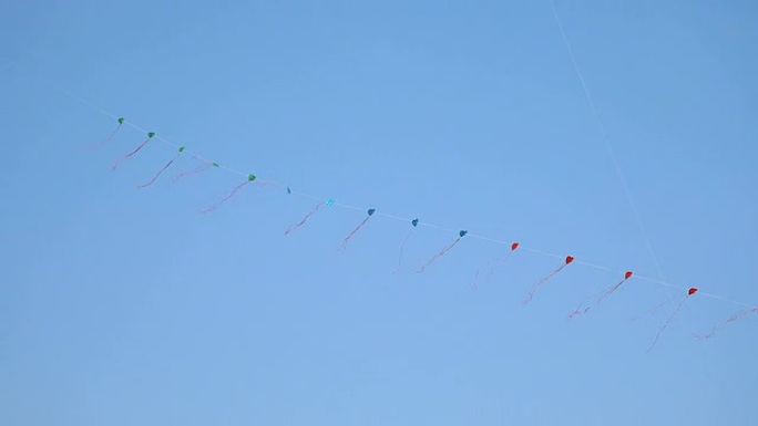 晴朗天空上的彩色风筝
