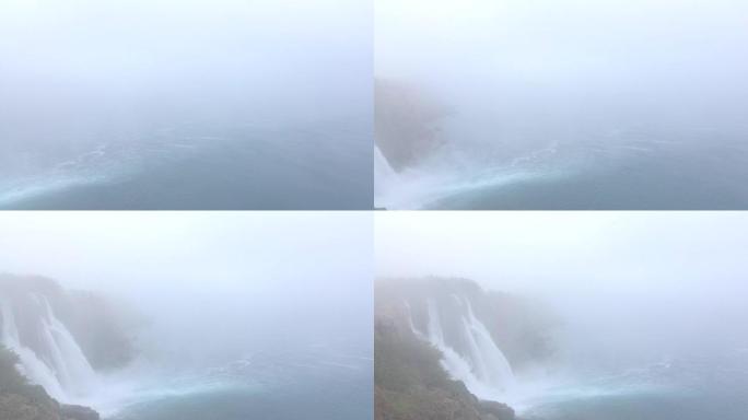 雾中杜登瀑布的景色