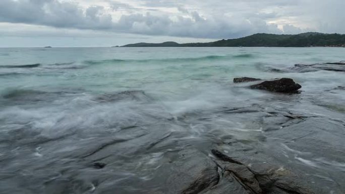 波浪压在岩石上