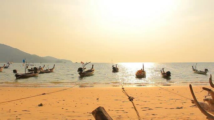 高清多莉: 日落海滩的长尾船