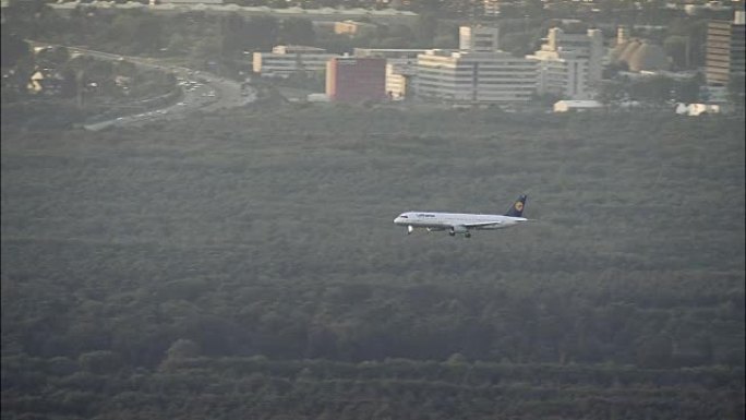 汉莎航空公司在黄昏和降落时飞越法兰克福天际线-鸟瞰图-黑森，直升机拍摄，航空视频，cineflex，