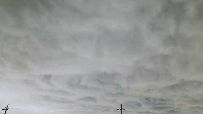 黑暗的天空和云朵。