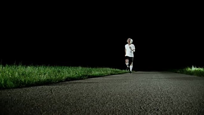 SLO MO PAN高级马拉松运动员夜间跑步