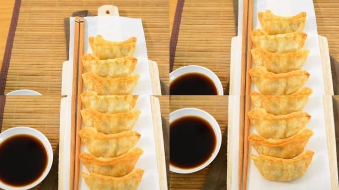 饺子油炸日本料理，流行于日本和亚洲。