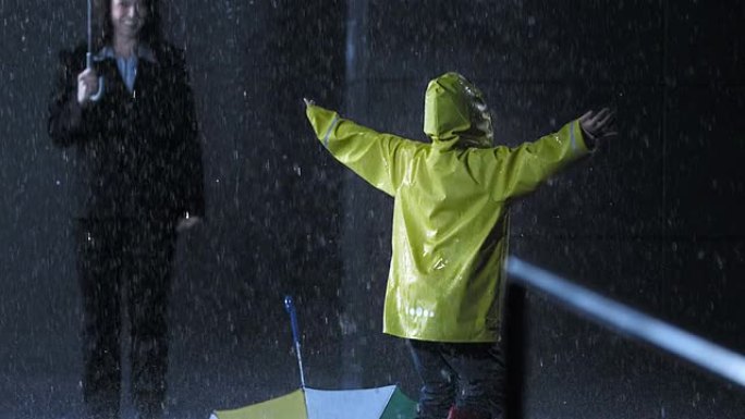 小女孩在雨中旋转释放情绪雨伞快乐