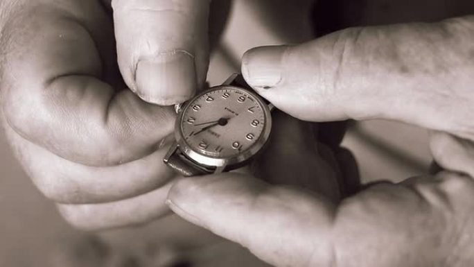 一位正在设置手表的老妇人。