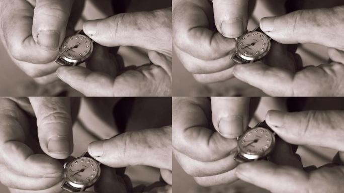 一位正在设置手表的老妇人。