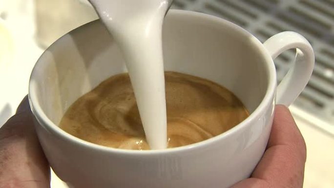 咖啡师制作的特写咖啡杯
