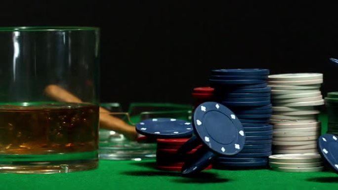 筹码在赌场桌上掉落和弹跳